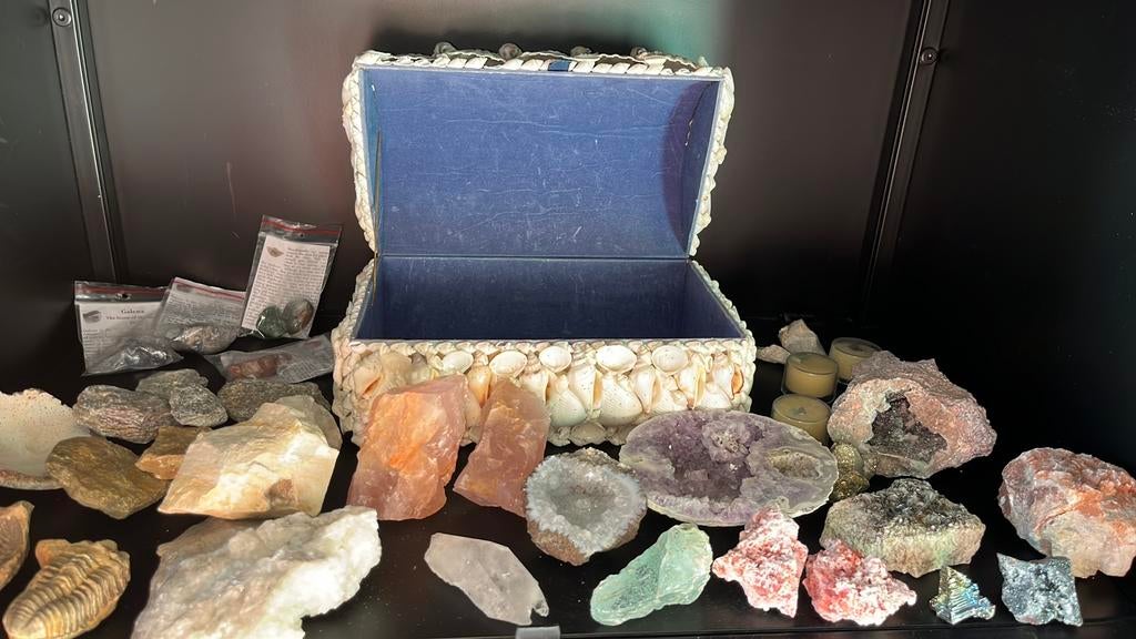 Doos met kristallen en fossiel, Antiek en Kunst, Antiek | Glas en Kristal, Ophalen