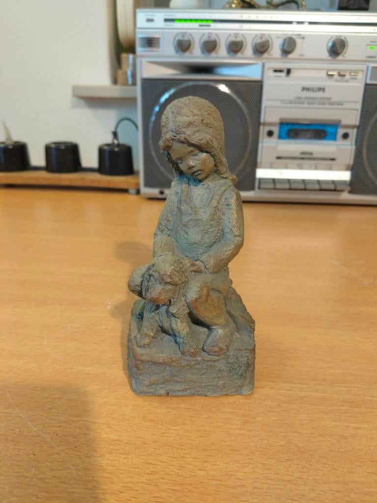 Beeldje meisje met hond - Groen Venlo Studio, Antiek en Kunst, Groep mensen, Minder dan 20 cm, Ophalen of Verzenden, Handgemaakt