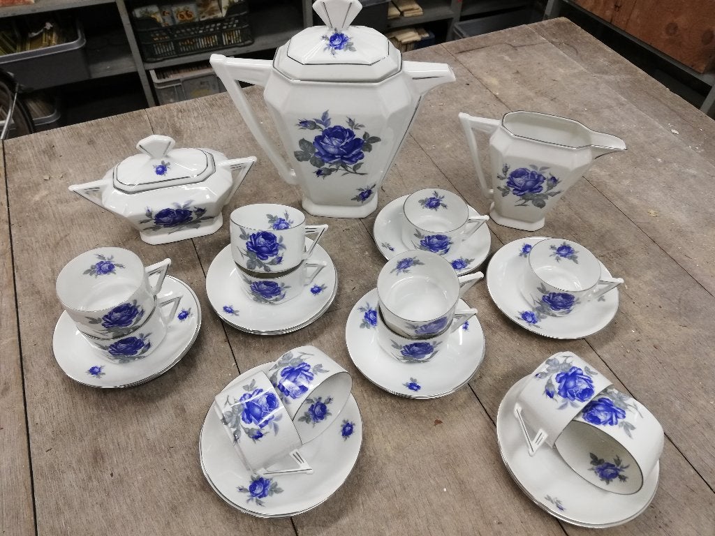 Foto 3 van 12 pers. art deco servies blauwe/grijze rozen, zilver randje