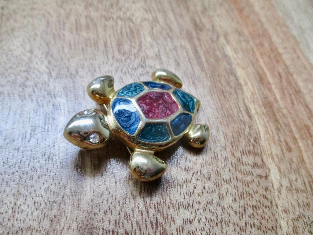 Goudkleurige broche / hanger SCHILDPAD + kleurtjes in schild, Sieraden, Tassen en Uiterlijk, Broches, Overige materialen, 4 tot 7 cm