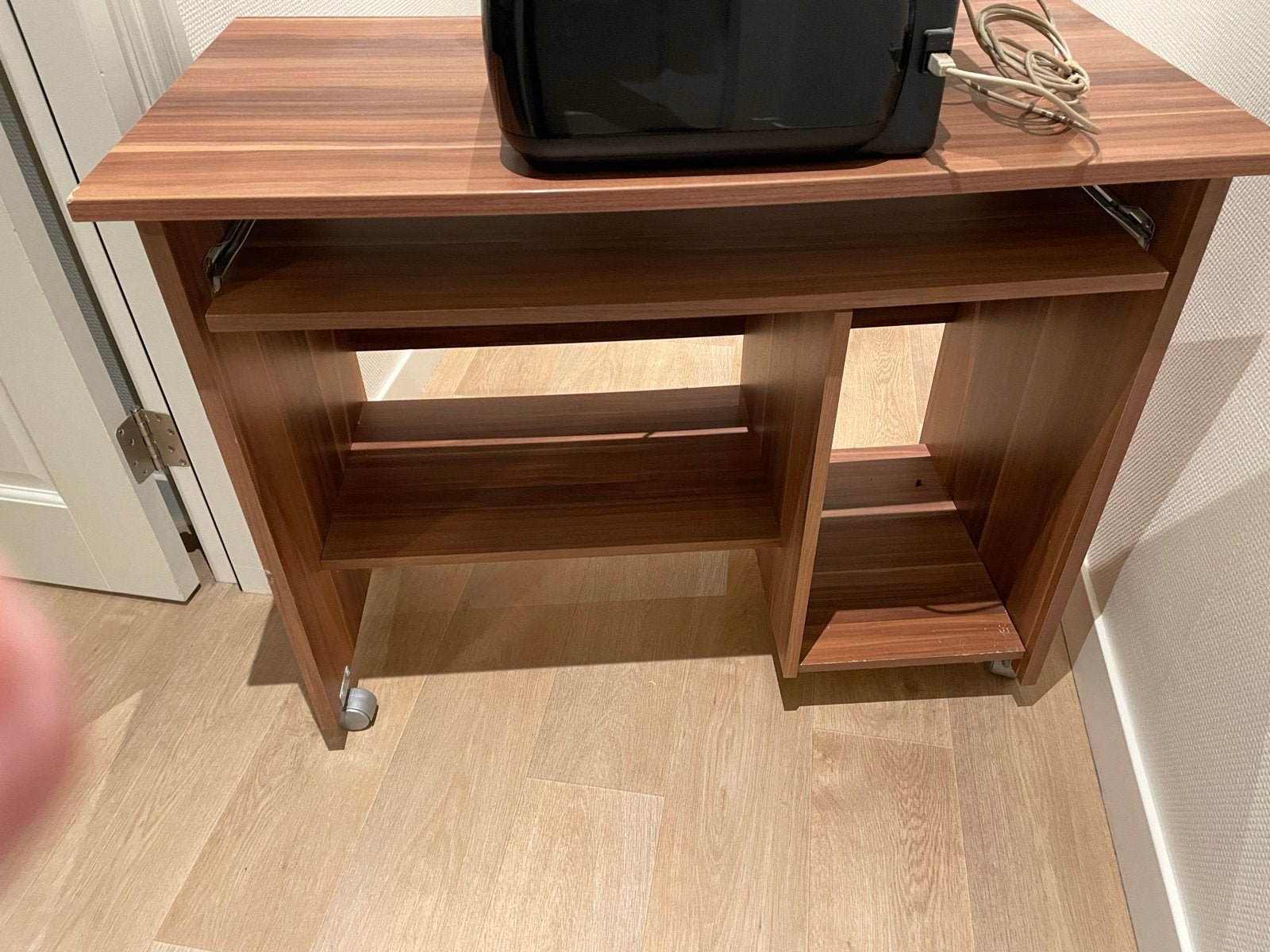 Compact computerbureau met uitschuifbaar toetsenbordblad, Ophalen, Gebruikt, Spaanplaat of MDF, Bruin
