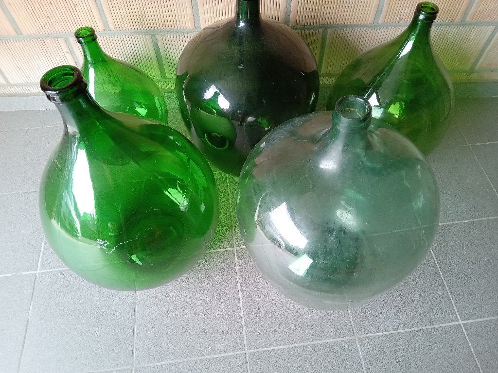 Gistflessen / Damigiana's, Ophalen