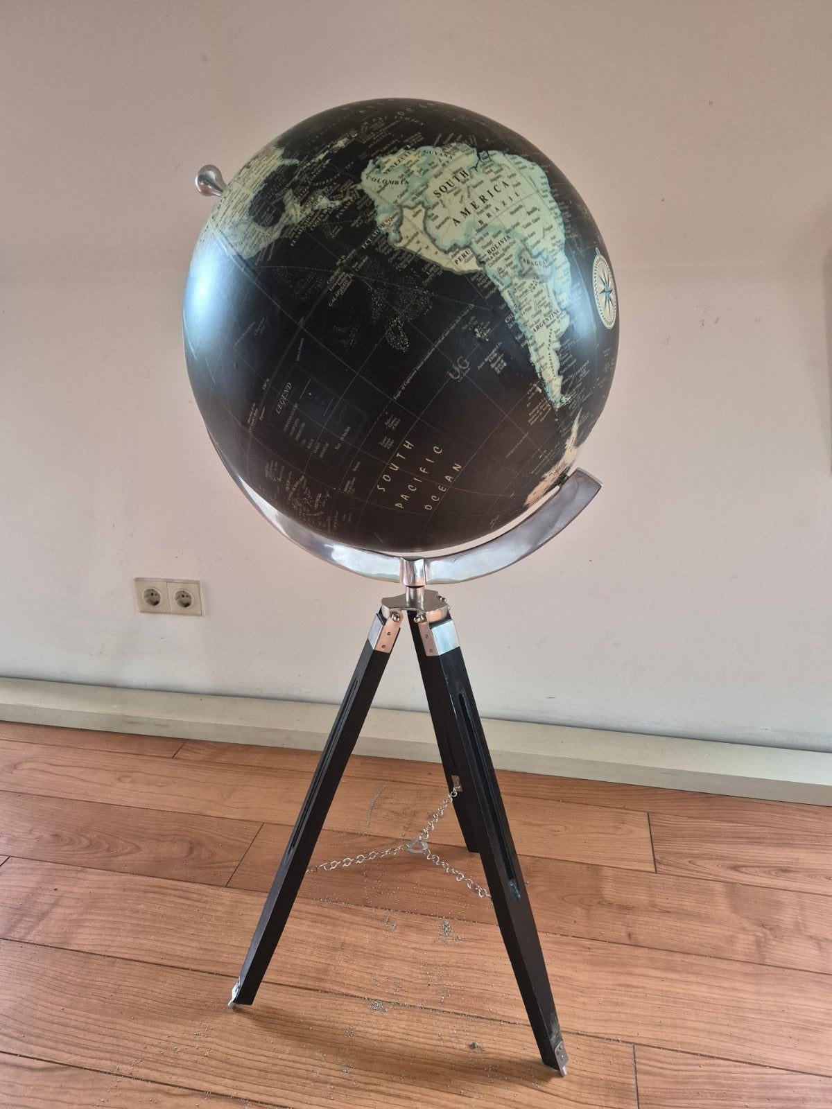 Mooie zwarte wereldbol op houten standaard, Ophalen