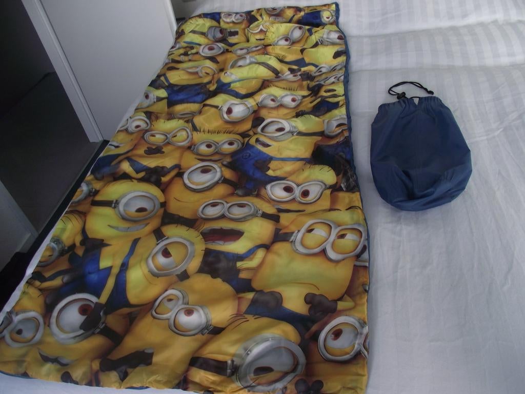 kinder Minions Slaapzak 150 x 56 cm met opbergzak, Caravans en Kamperen, Slaapzakken, Ophalen of Verzenden, Zo goed als nieuw