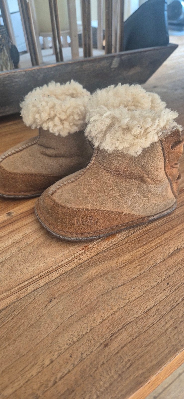Ugg baby slofjes/ schoentjes  maat S, Ugg, Gebruikt, Jongen of Meisje, Schoenen