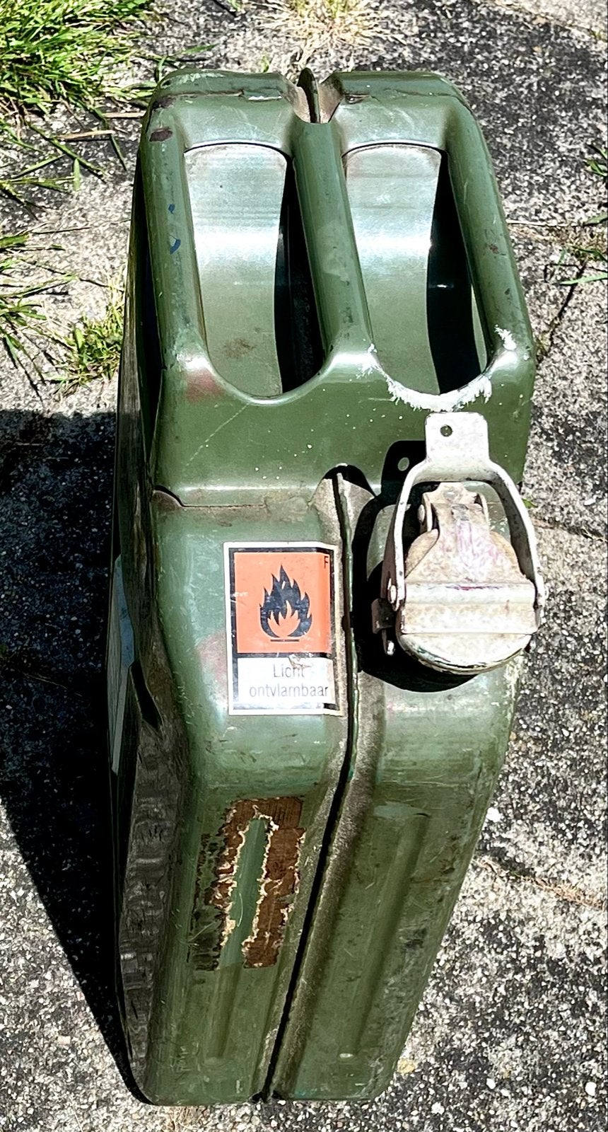 Jerrycan - Extra voorraad benzine - Militair groen, Auto diversen, Overige Auto diversen, Ophalen