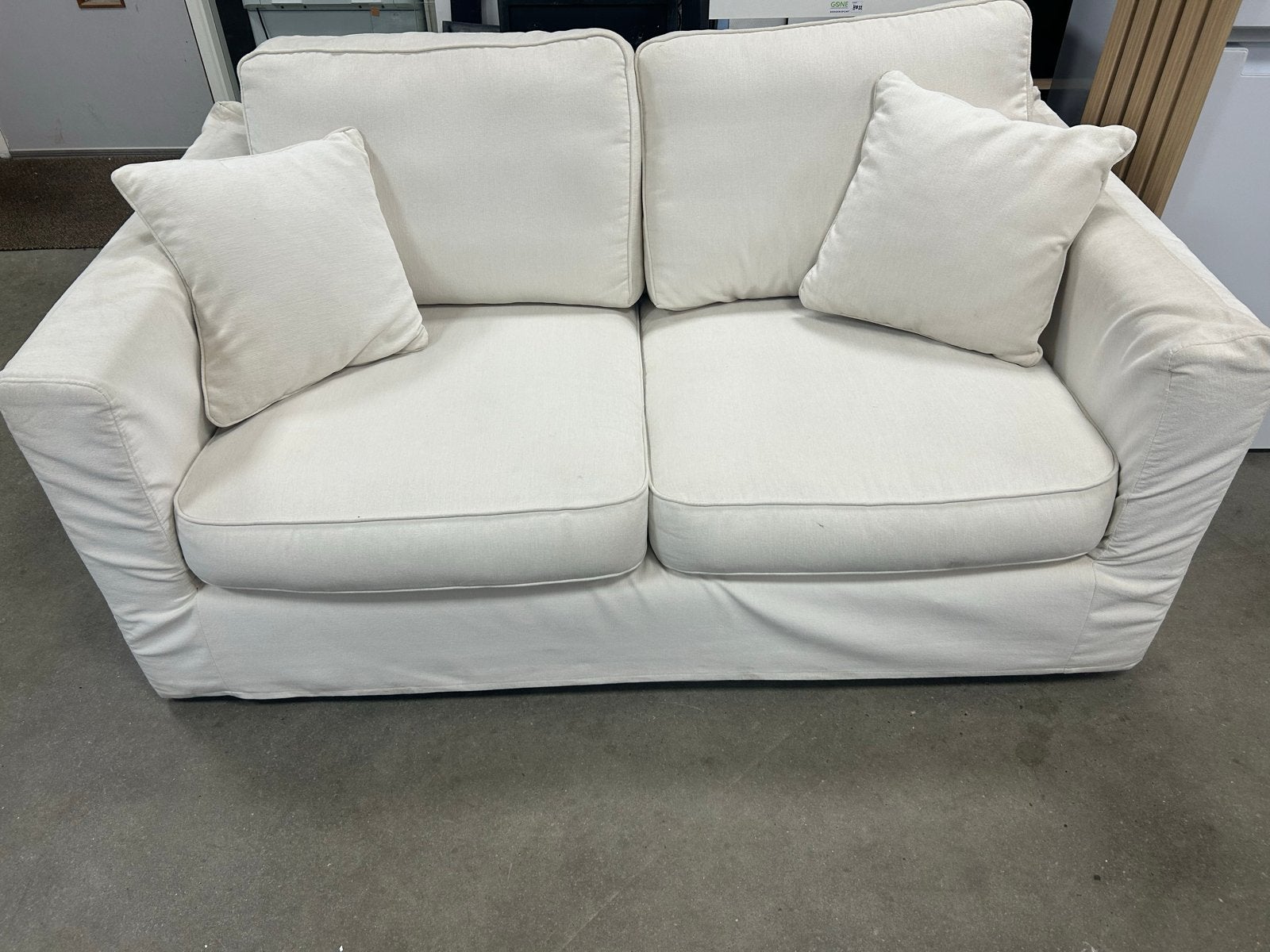 Comfortabele witte tweezitsbank met kussens, Ophalen, Gebruikt, 150 tot 200 cm, Tweepersoons