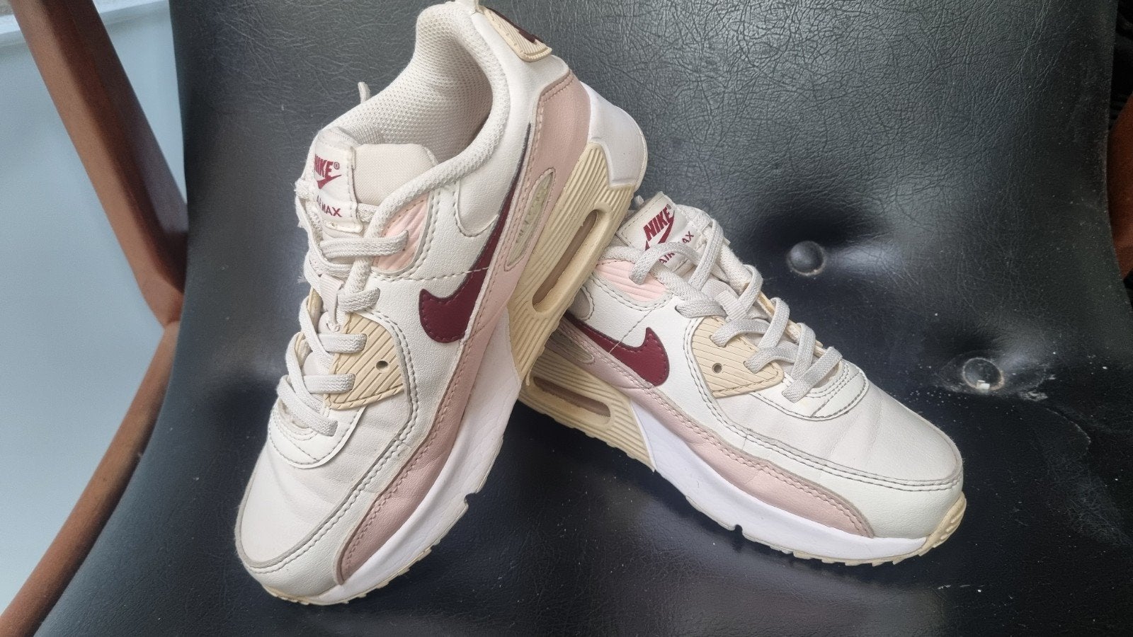 Nike Air Max 90 Roze/Wit - Maat 31, Meisje, Sportschoenen, Ophalen of Verzenden, Zo goed als nieuw