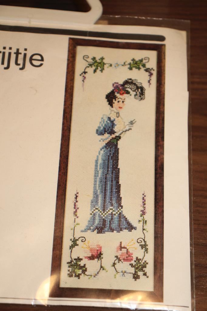 Borduurpakket Lanarte DMC - Blauwe dame met bloemen #4210, Ophalen of Verzenden, Nieuw, Handborduren, Borduurpakket