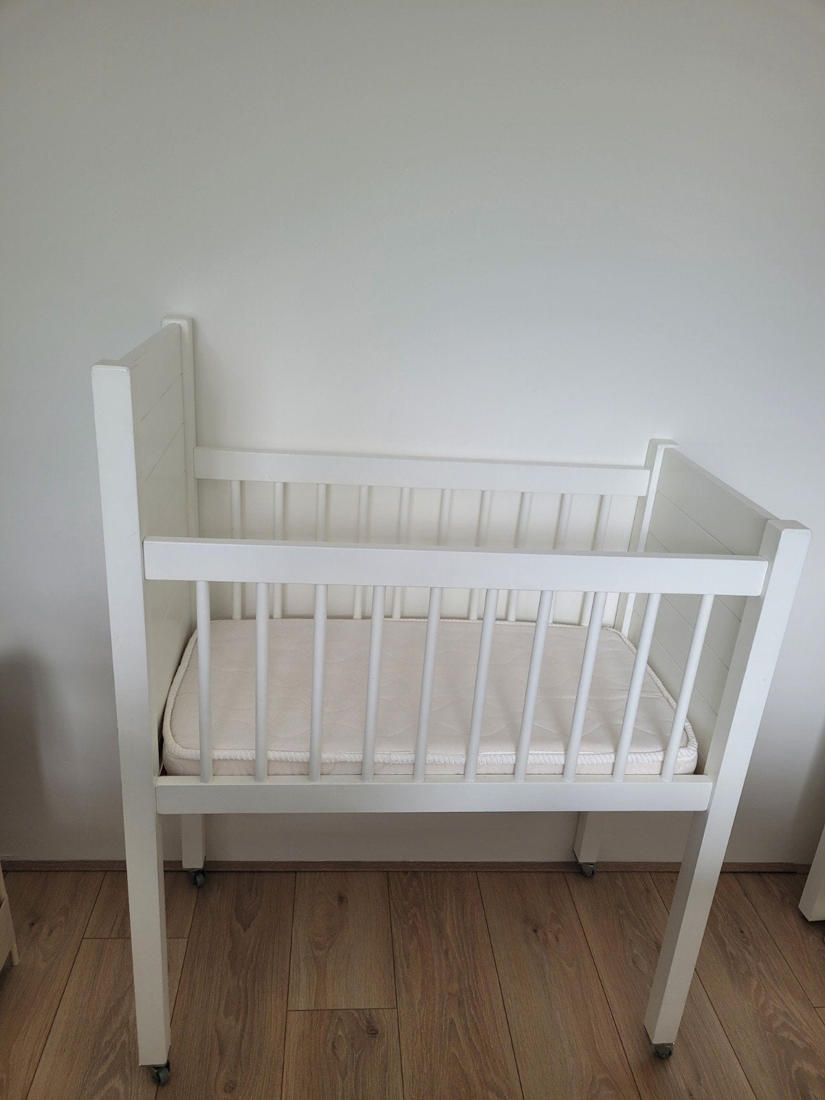 Witte baby wieg kidsmill met matrasje en wieltjes, Kinderen en Baby's, Babywiegjes en Ledikanten, Ophalen, Zo goed als nieuw, Wieg