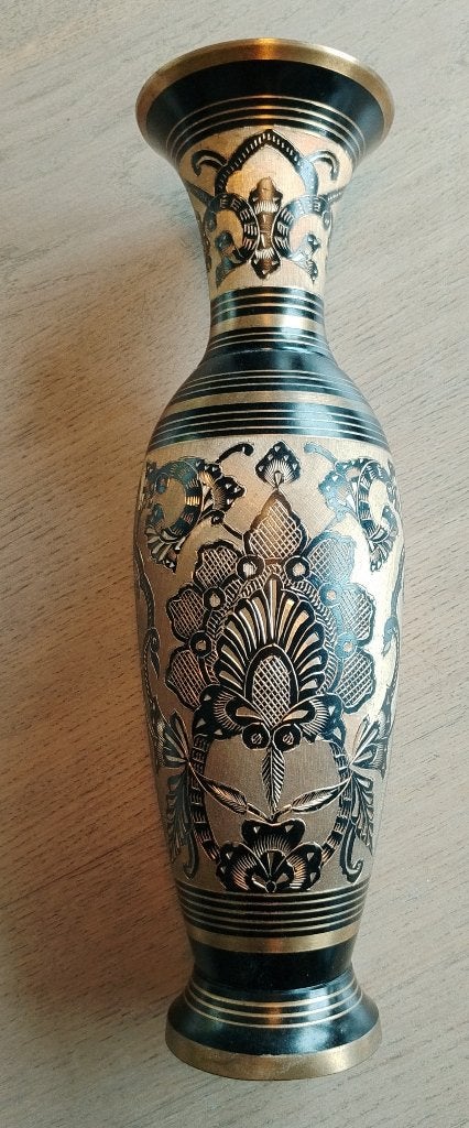 Vintage - Gegraveerde messing vaas met bloemenmotief, Antiek en Kunst, Ophalen of Verzenden