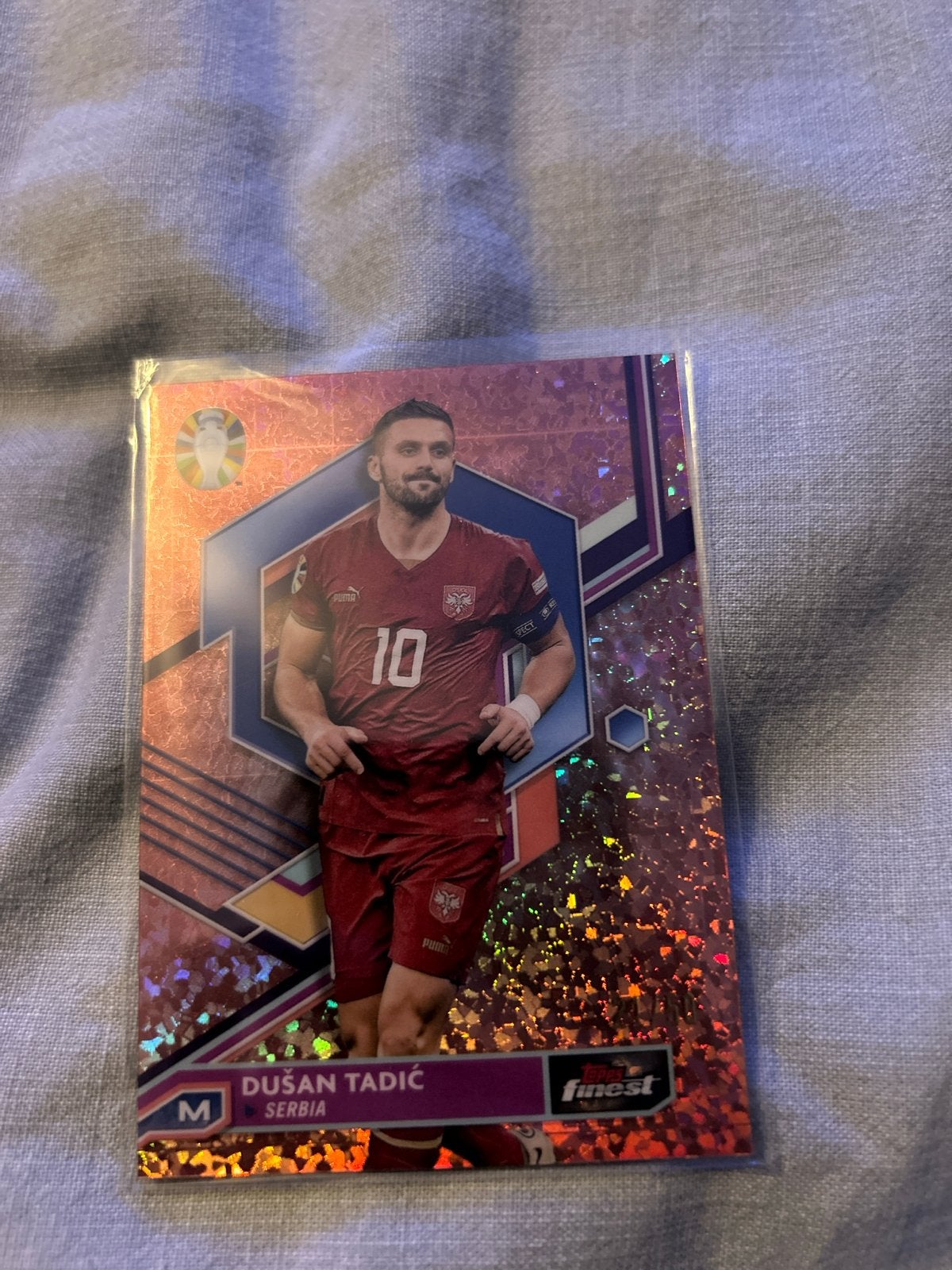 Dušan Tadić - Topps Finest UEFA EURO 2024 /50, Verzamelen, Sportartikelen en Voetbal, Zo goed als nieuw, Spelerskaart, Overige binnenlandse clubs