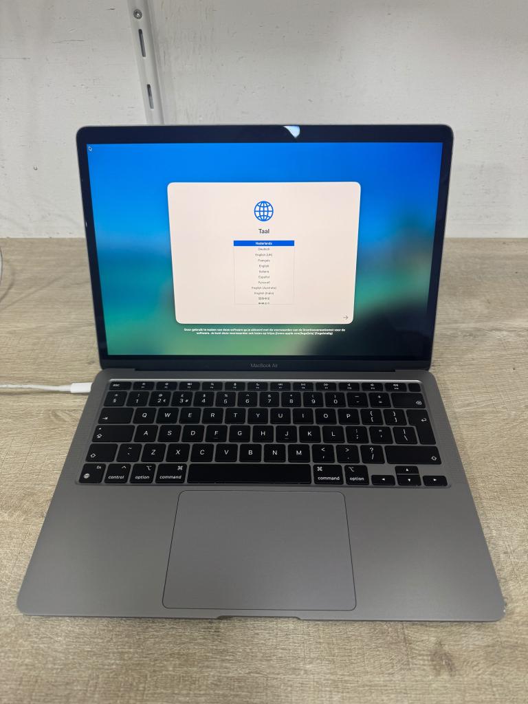 Macbook Air 13" 2020 M1 16GB+512GB SpaceGray Garantie C, Gebruikt, 13 inch, 512 GB, 1 Apple Park Way in Cupertino
