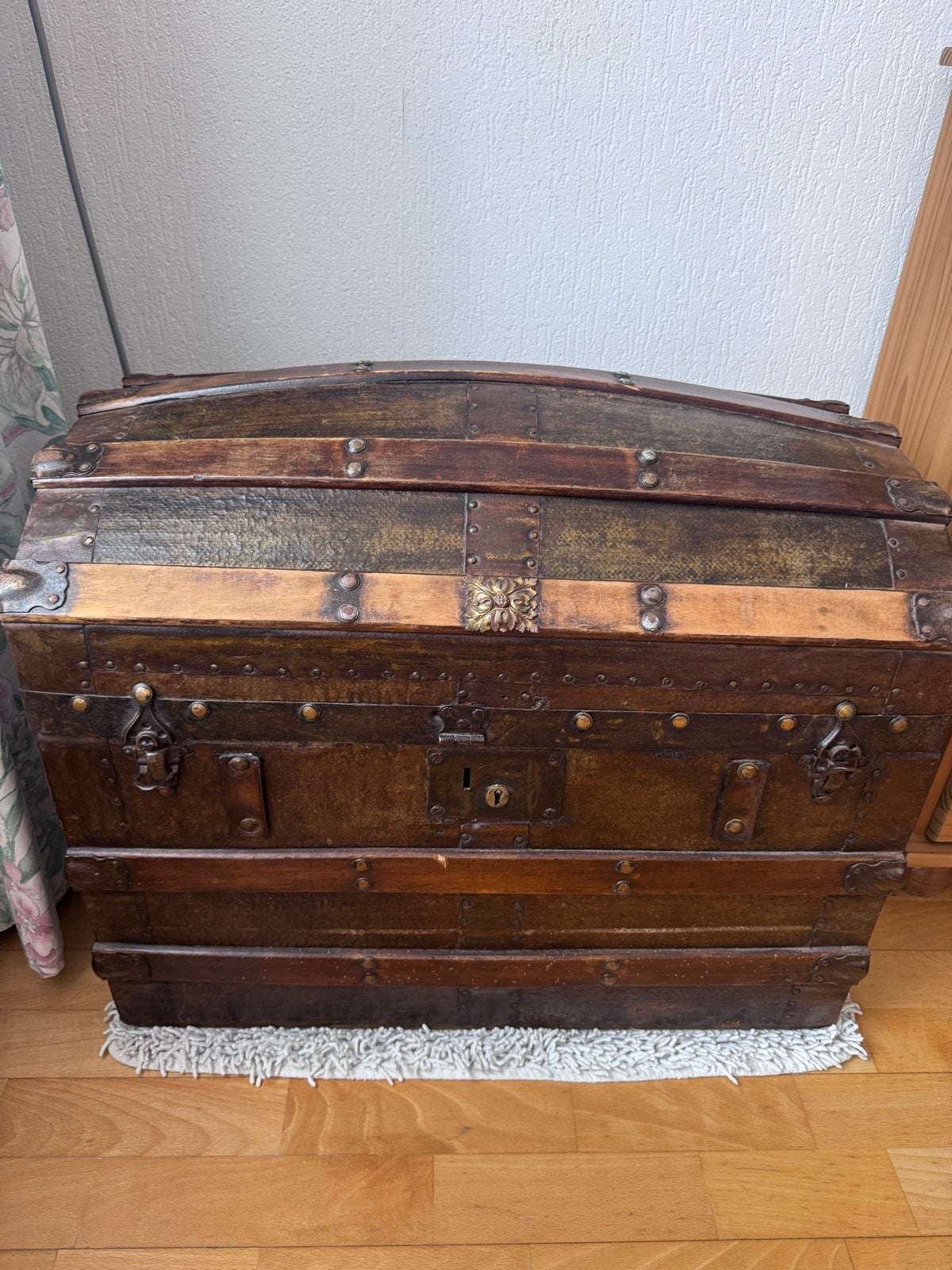 Antieke houten koffer/kist met metalen beslag, Ophalen