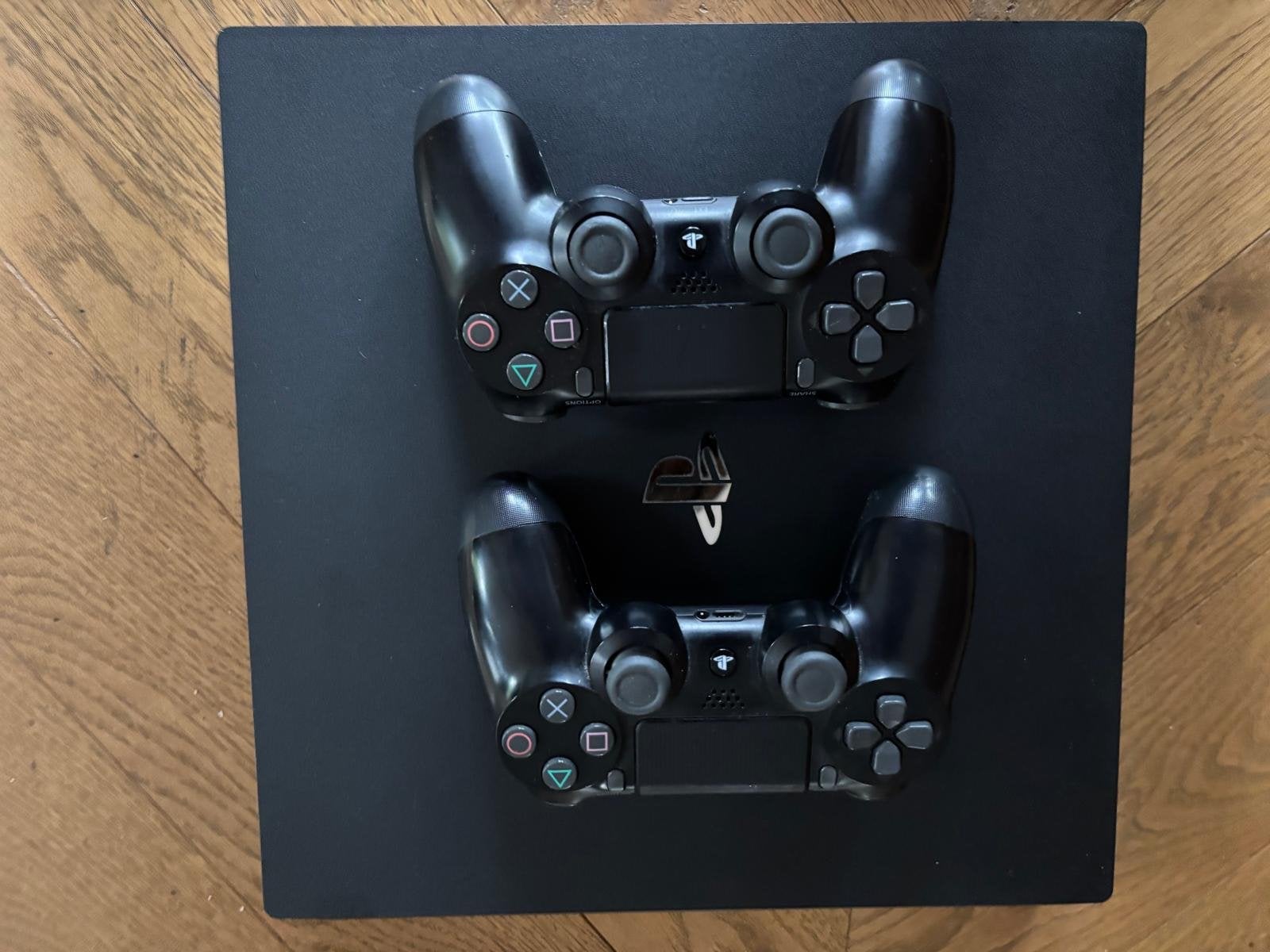 Sony PlayStation 4 Pro 1TB met 2 controllers, Spelcomputers en Games, Spelcomputers | Sony PlayStation 4, Met 2 controllers, Ophalen of Verzenden