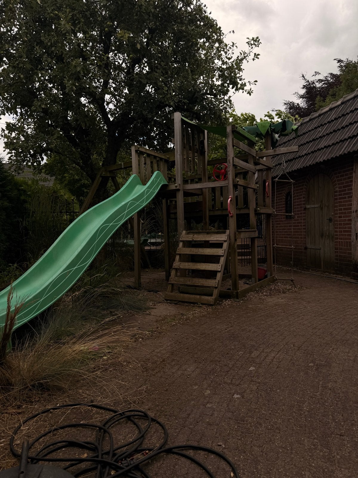 Gratis,Houten speeltoestel met schomel, glijbaan ect., Kinderen en Baby's, Speelgoed | Buiten | Speeltoestellen, Ophalen, Gebruikt