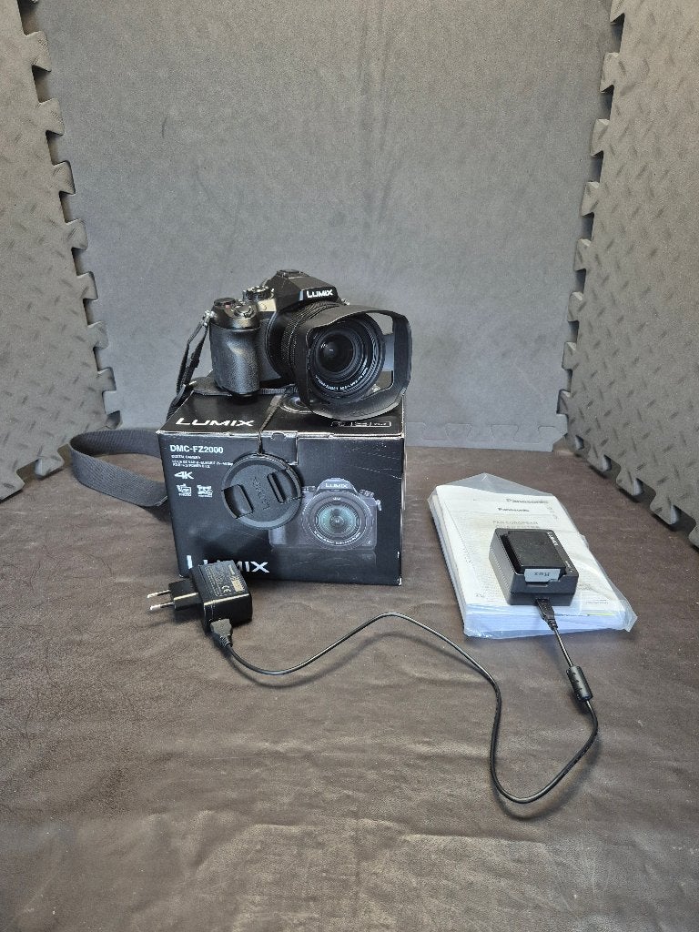 Panasonic FZ2000 1 jaar oud met 3000 clicks, Panasonic, Ophalen of Verzenden, Zo goed als nieuw, 20 megapixels
