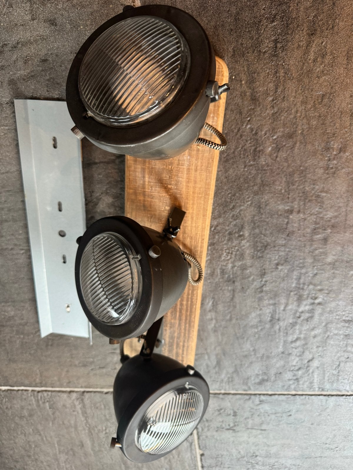 Unieke industriële lamp met 3 koplampen op houten plank, Ophalen