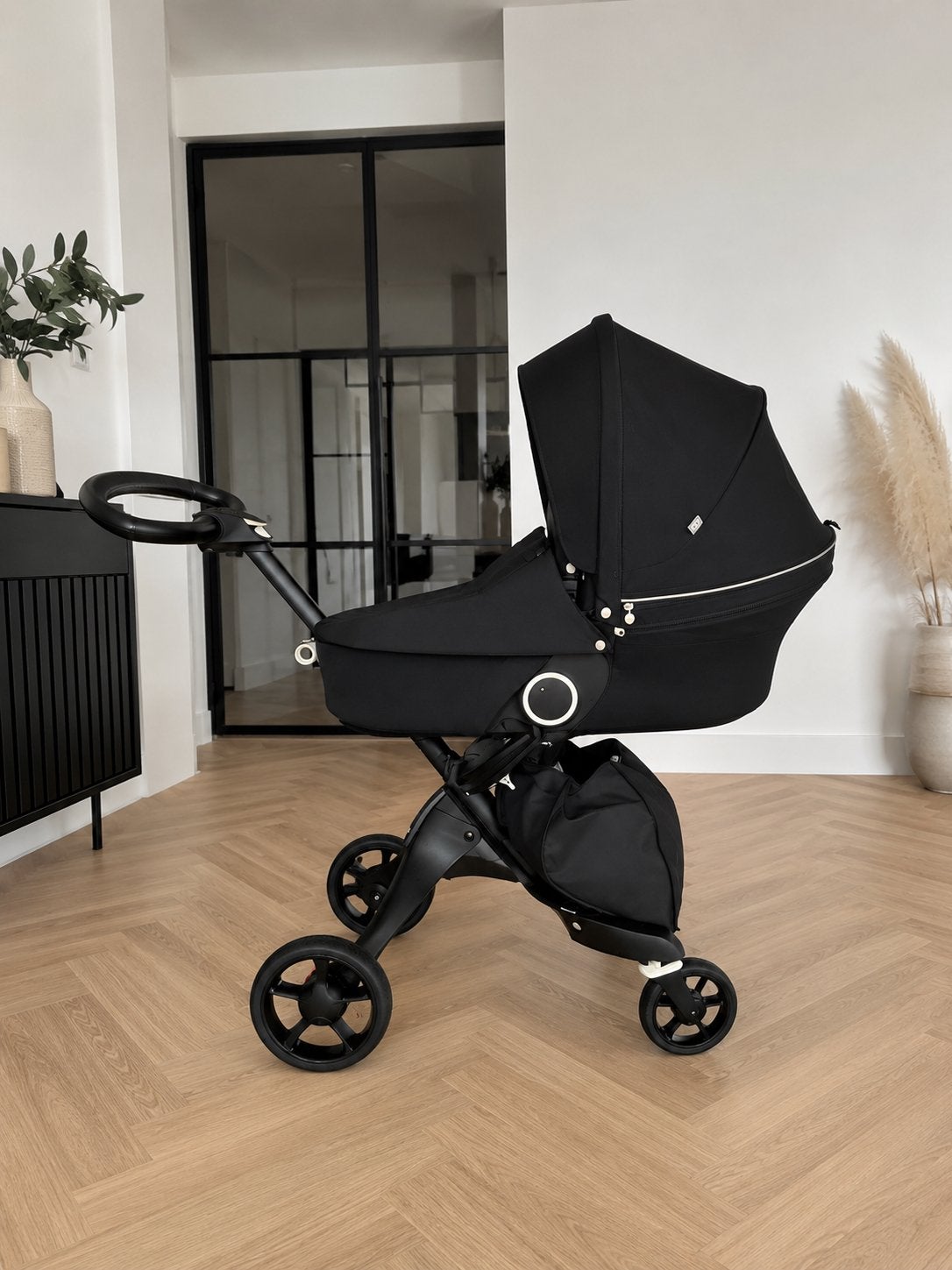 Stokke Xplory V6 Zwart - Zo goed als nieuw met accessoires, Kinderen en Baby's, Kinderwagens en Combinaties, Ophalen, Zo goed als nieuw