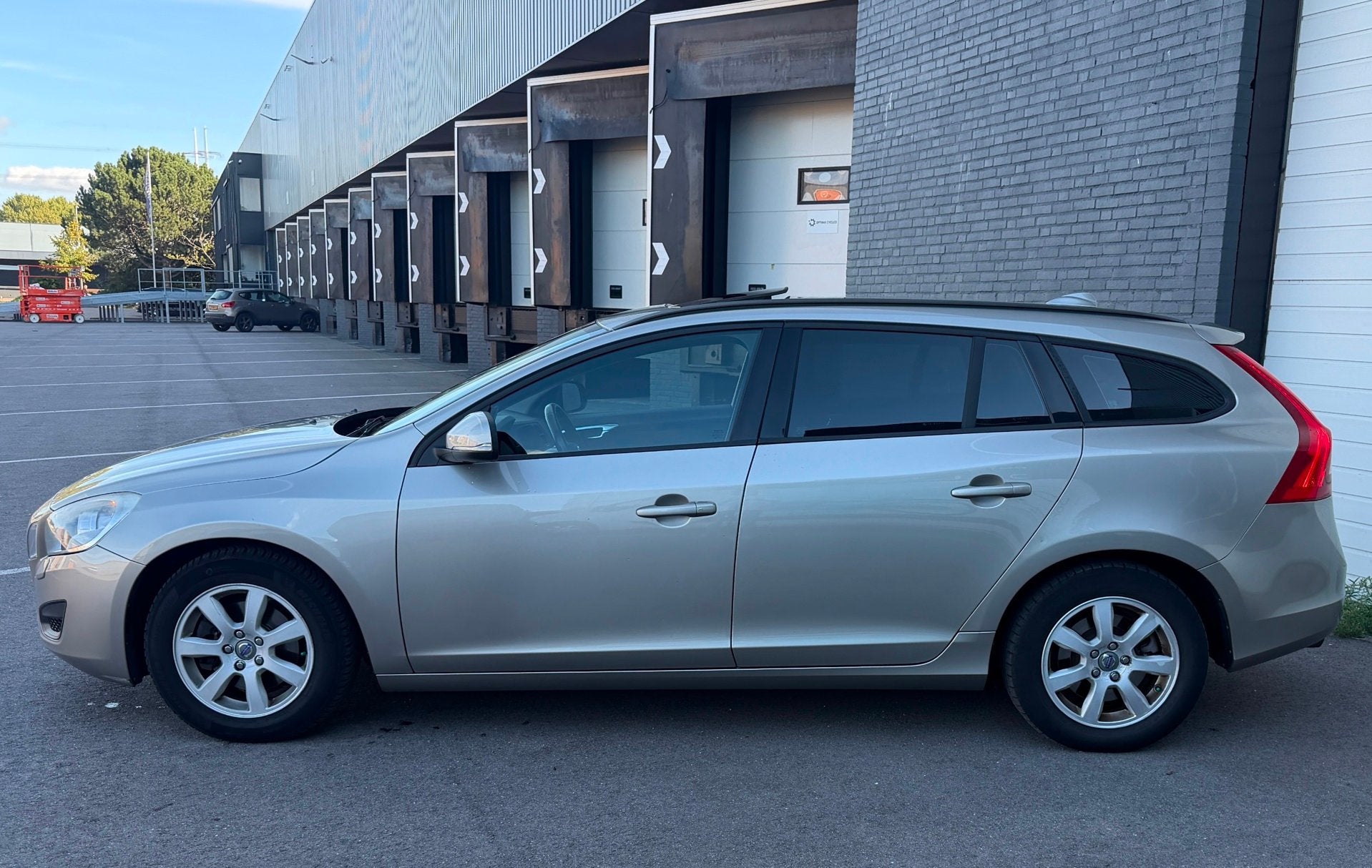 Volvo V60 1.6 T3 Kinetic PANORAMADAK/DEALERONDERHOUDEN/NAVI/, Auto's, Voorwielaandrijving, Gebruikt, Zwart, 4 cilinders