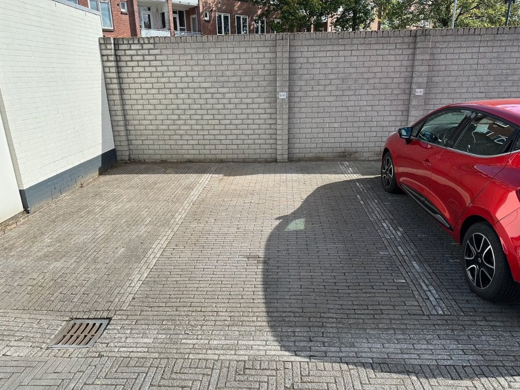 Ruime parkeerplaats nabij Parktheater Eindhoven, Huizen en Kamers, Noord-Brabant