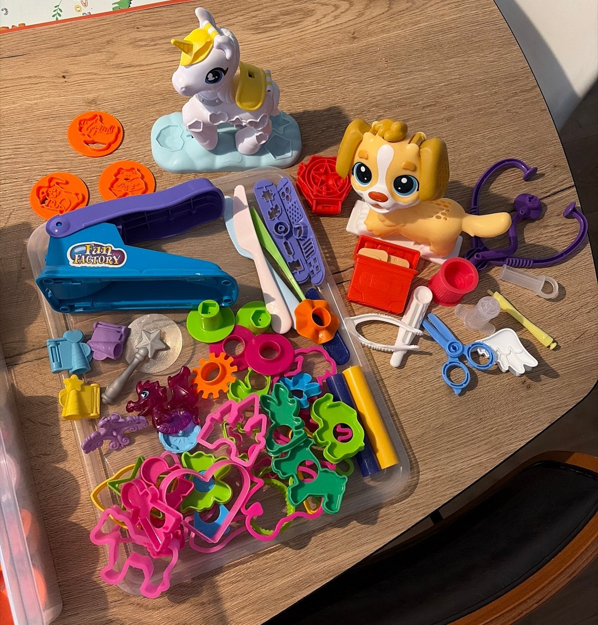 Grote set klei met meer dan 35 potjes en accessoires, Kinderen en Baby's, Speelgoed | Educatief en Creatief, Ophalen, Gebruikt