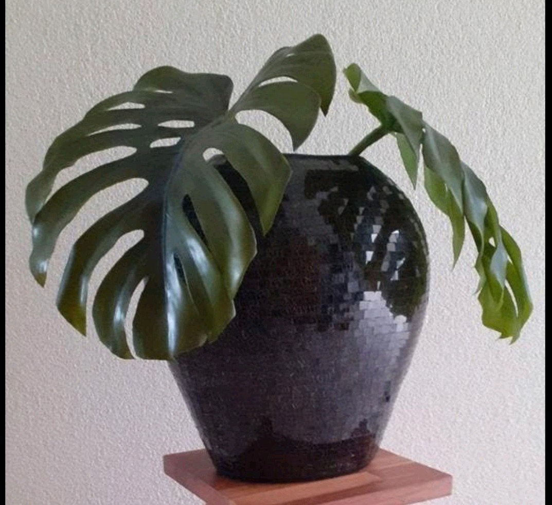 Mozaïek glazen vaas met 2 Monstera kunstbladeren, Meerkleurig, Ophalen of Verzenden, Glas, Met patroon/structuur