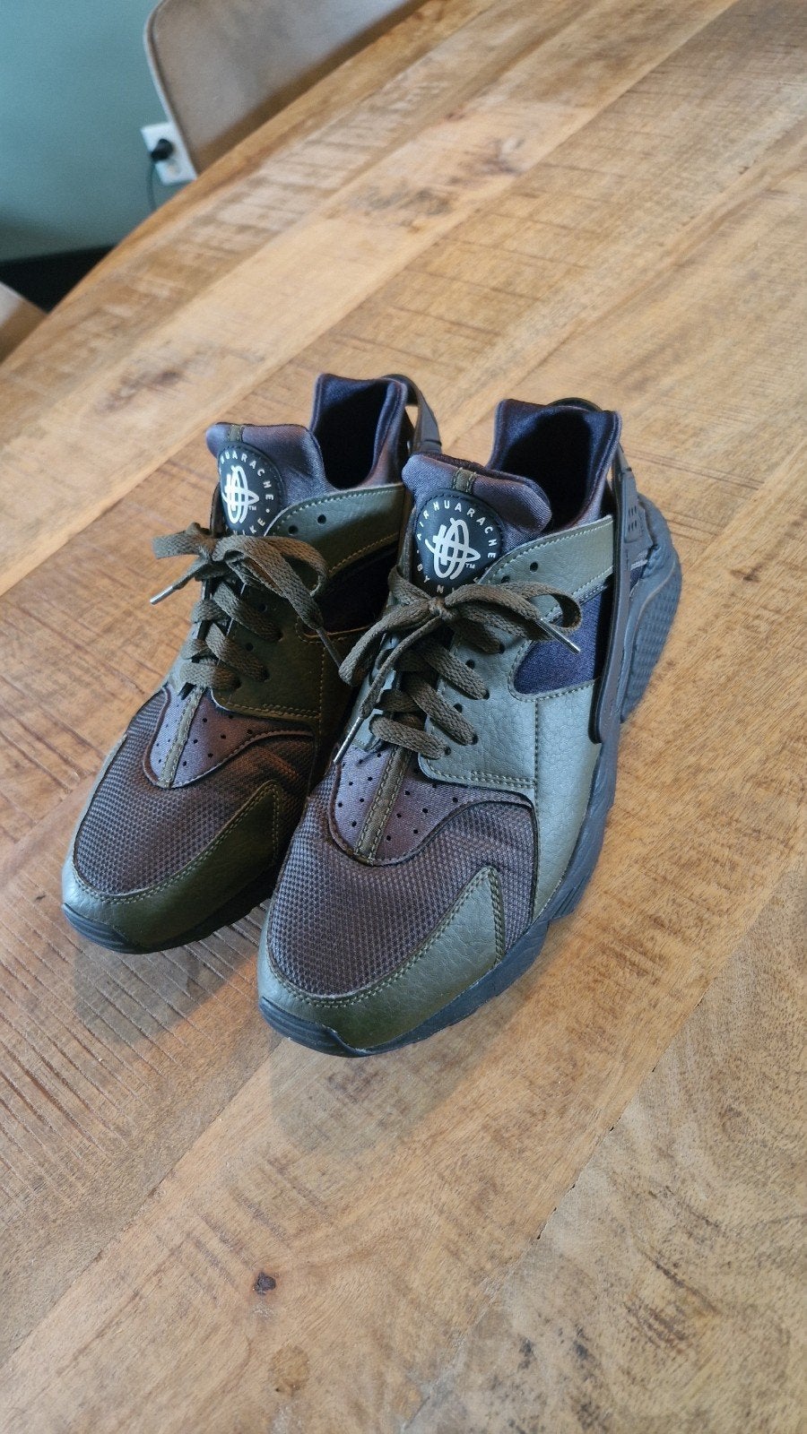 Nike huarache Khaki/zwart 44.5, Ophalen of Verzenden, Zo goed als nieuw, Zwart