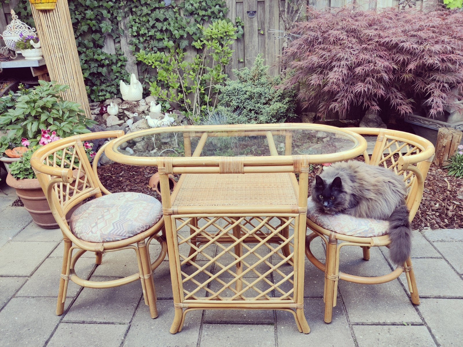 Vintage rotan Bistro Set met glazen tafel en 2 stoelen, Gebruikt, Rotan, Tuinset, Eettafel