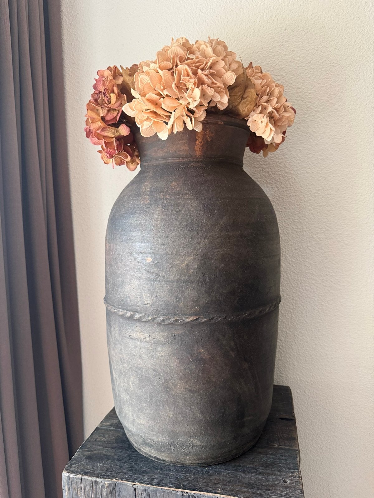 Vaas/kruik met kunst hortensia’s, Ophalen