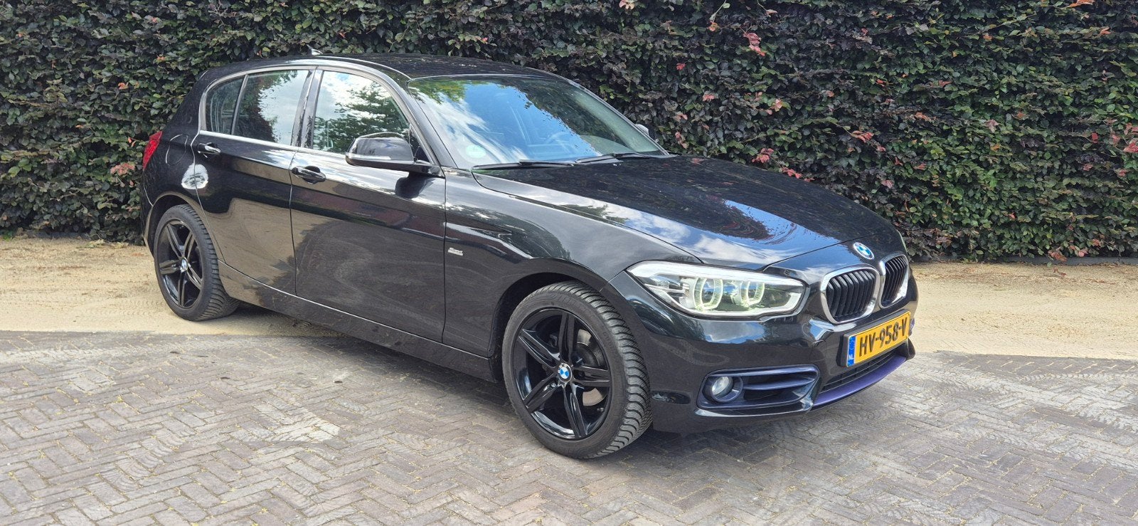 BMW 118i Sport-line Aut|Leer|Trekhaak|H&K|Stoelverw|NL-auto, Zwart, 650 kg, Particulier, 3 cilinders