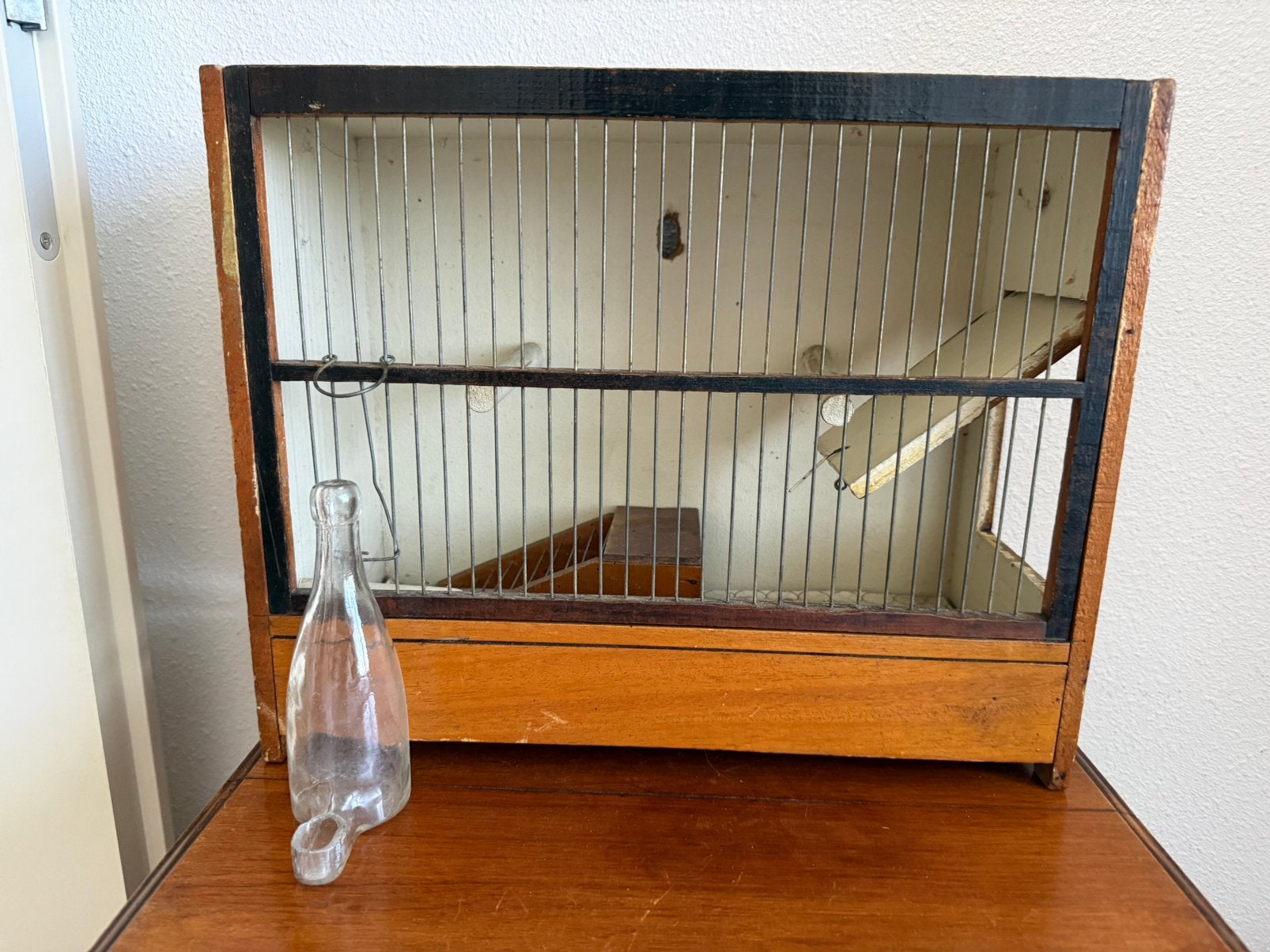 Vintage houten vogelkooi met glazen voederfles, Antiek en Kunst, Curiosa en Brocante, Ophalen