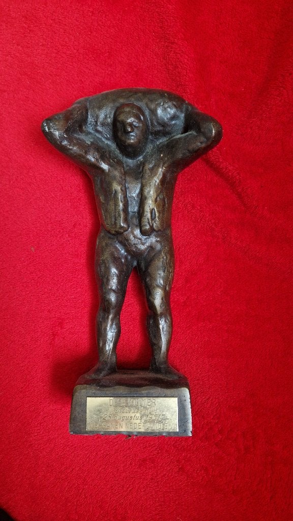 bronzen beeld "De Sjouwer" - Wessanen in Wormerveer - antiek, Ophalen, Brons