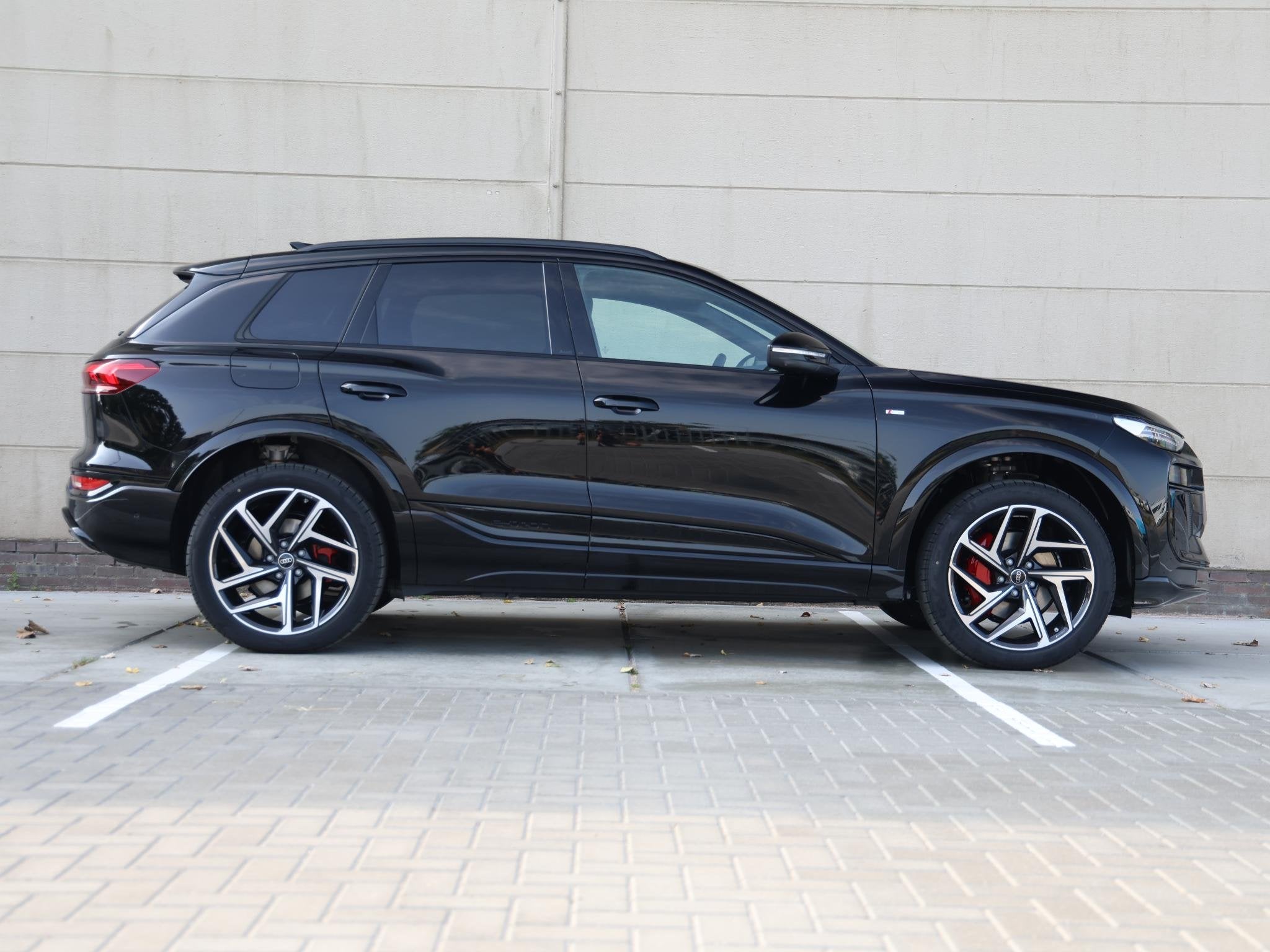 Audi Q6 e-tron S edition 83Kwh 252 PK | Luchtvering | B&O |, Achterwielaandrijving, Zwart, 252 pk, Leder