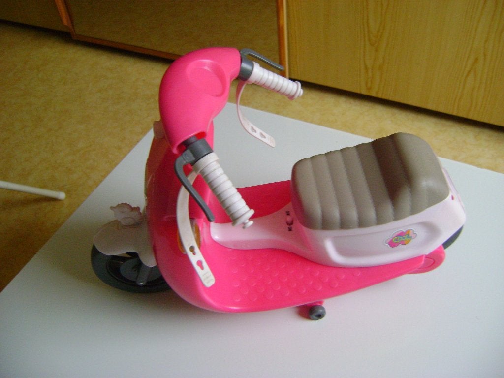 roze barbie scooter zonder afstand bediening 38lx29hx16br, Ophalen of Verzenden, Zo goed als nieuw, Barbie