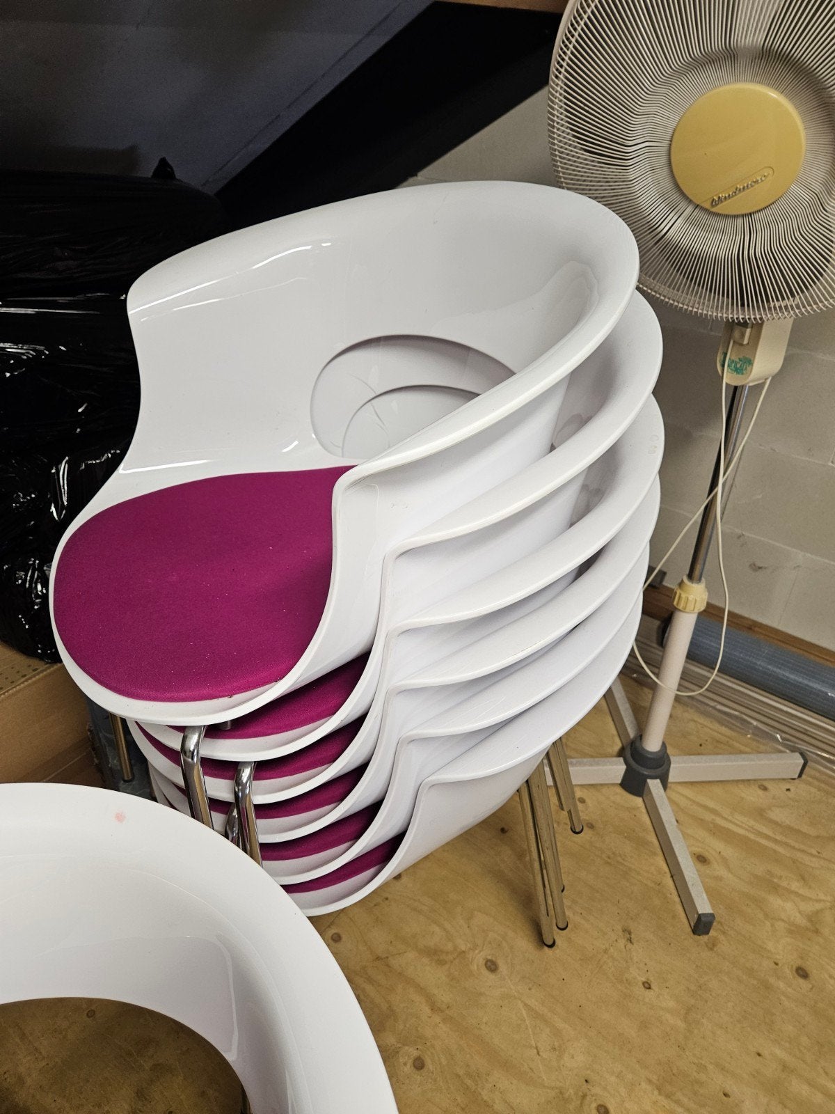 Set van 8 design stoelen met fuchsia zitting, Huis en Inrichting, Ophalen, Modern design, Gebruikt, Wit