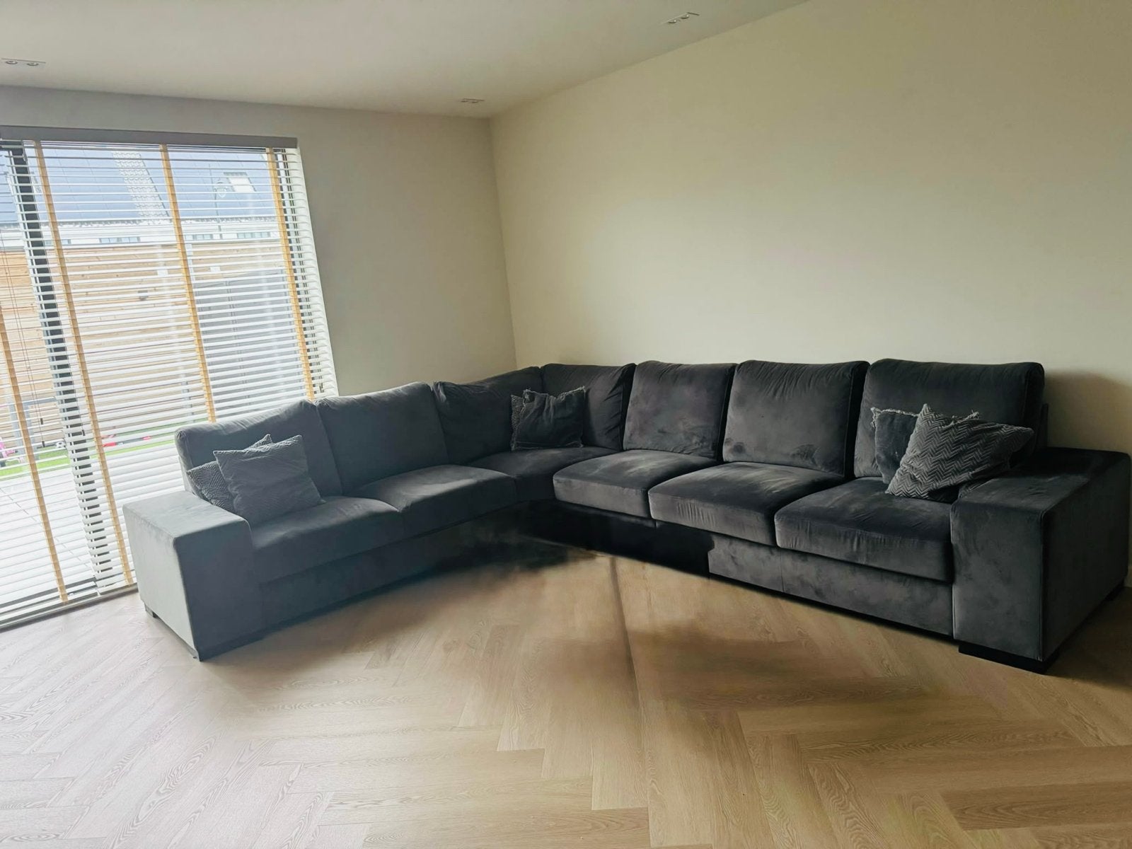 Hoekbank Antraciet Velvet Sucasa (Villa Arena) – Z.G.A.N!, Huis en Inrichting, Gebruikt, 100 tot 125 cm, Hoekbank, 300 cm of meer