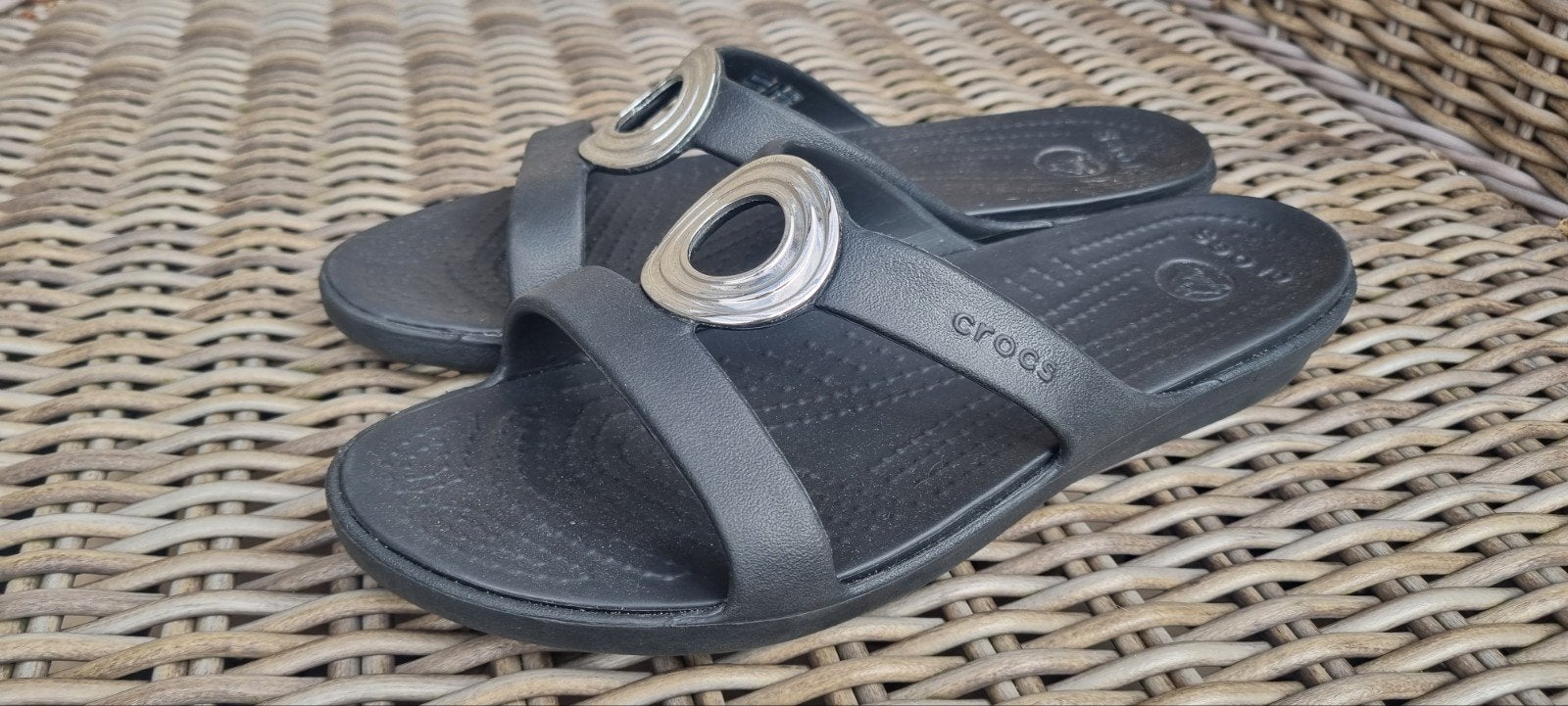 Zwarte Crocs slippers met zilveren ringen, Kleding | Dames, Schoenen, Slippers, Zwart, Ophalen of Verzenden, Crocs