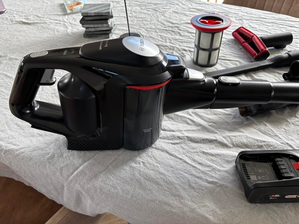 Bosch unlimited 8 gen2 incl accessoire pakket, Ophalen, Zo goed als nieuw, Reservoir