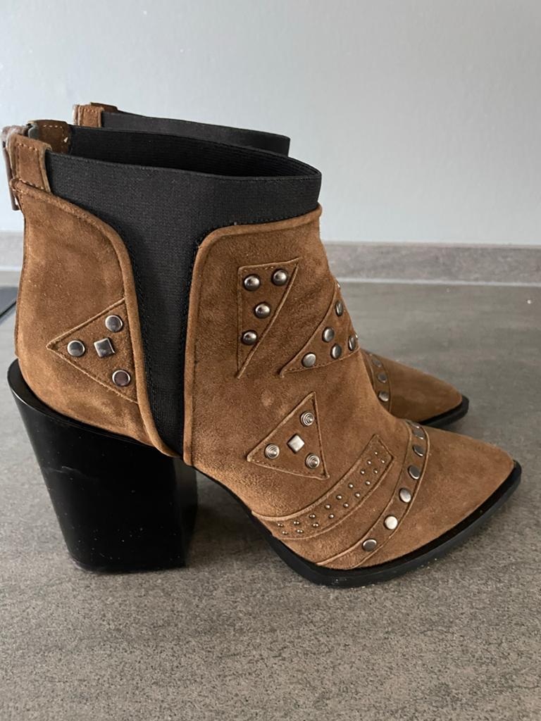 Bruine suède enkellaarsjes met studs - Vero Cuoio (maat 38), Bruin, Lage of Enkellaarzen, Ophalen of Verzenden, Zo goed als nieuw