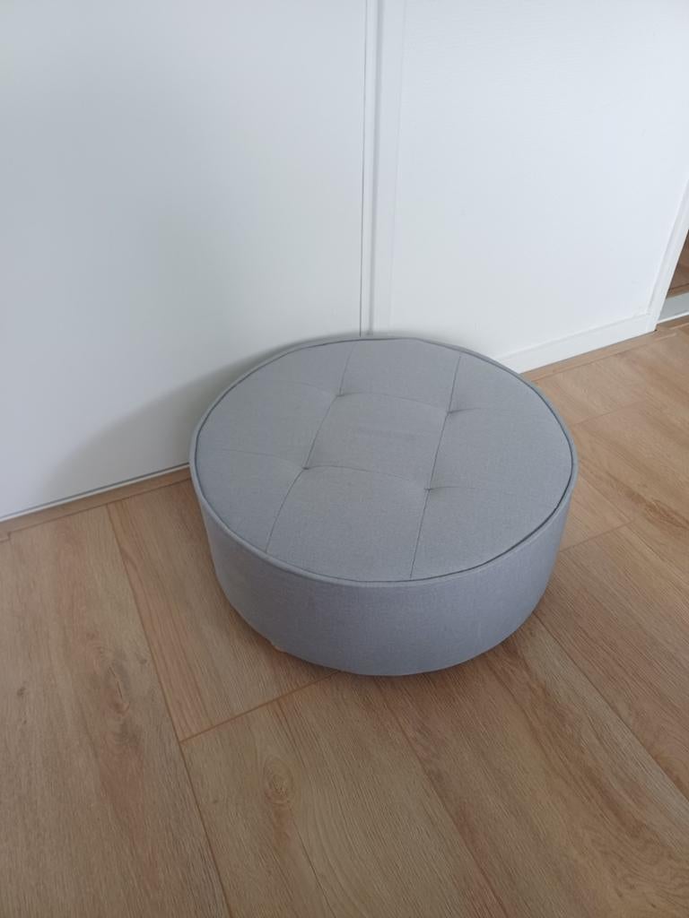 Grijze poef, Minder dan 50 cm, Rond, Ophalen of Verzenden, Zo goed als nieuw