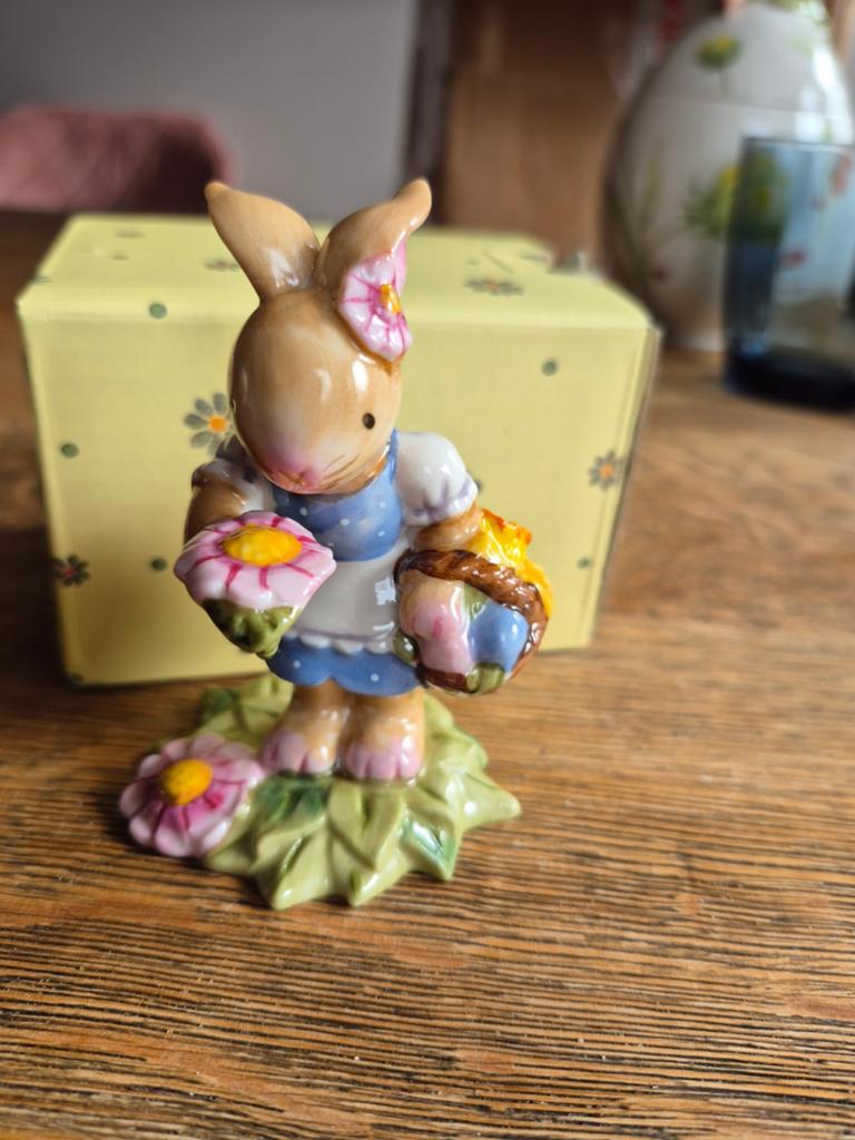 Villeroy & Boch Bunny Family Paashaasje met bloemen, Ophalen of Verzenden, Zo goed als nieuw, Overige soorten, Beeldje of Figuurtje