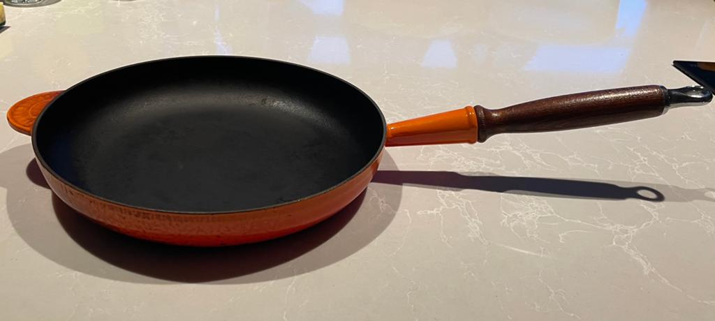 Vintage Le Creuset Koekenpan 26 cm - Oranje Gietijzer, Ophalen of Verzenden, Gebruikt, Gietijzer, Koekenpan of Braadpan