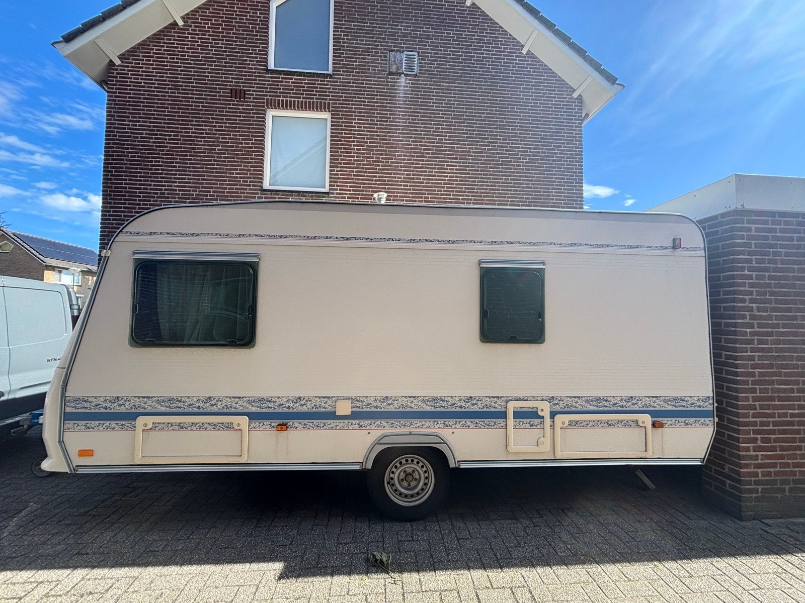 Adria Unica A 461 DB Caravan met voortent en luifel, Luifel, Vast bed, Treinzit, 750 - 1000 kg