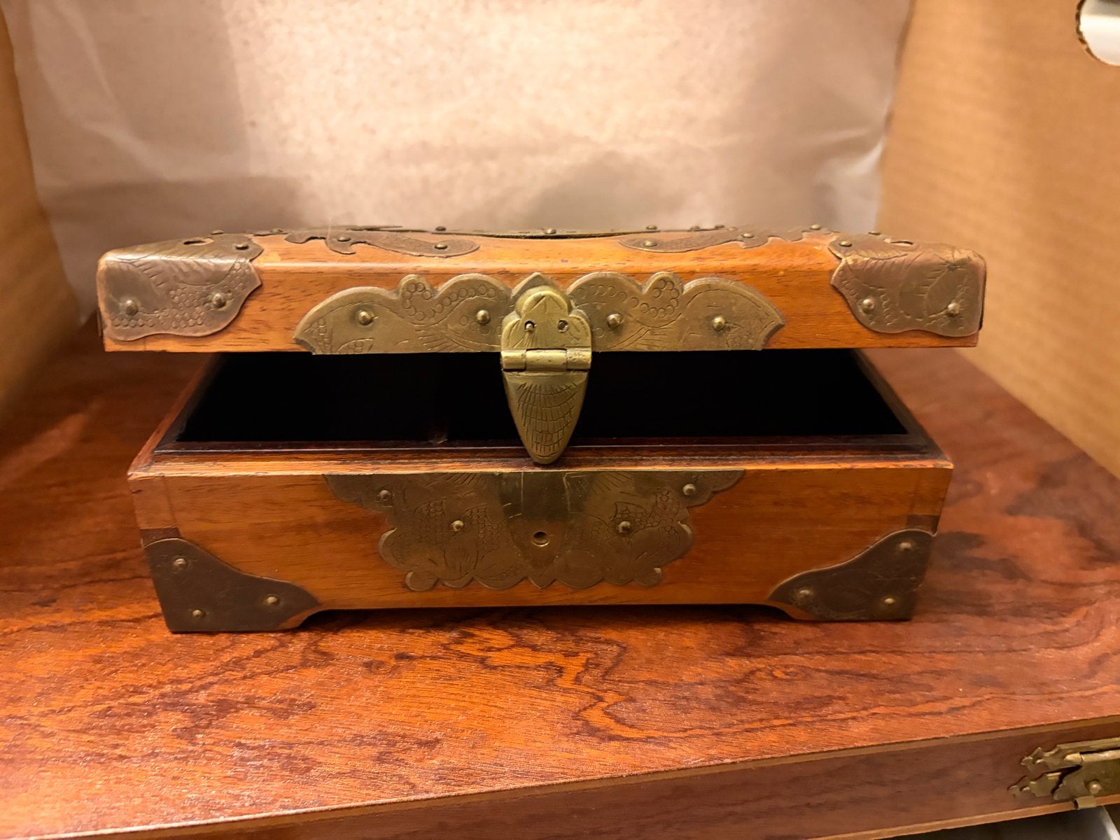 Antieke Chinese houten doos met messing beslag, Ophalen of Verzenden