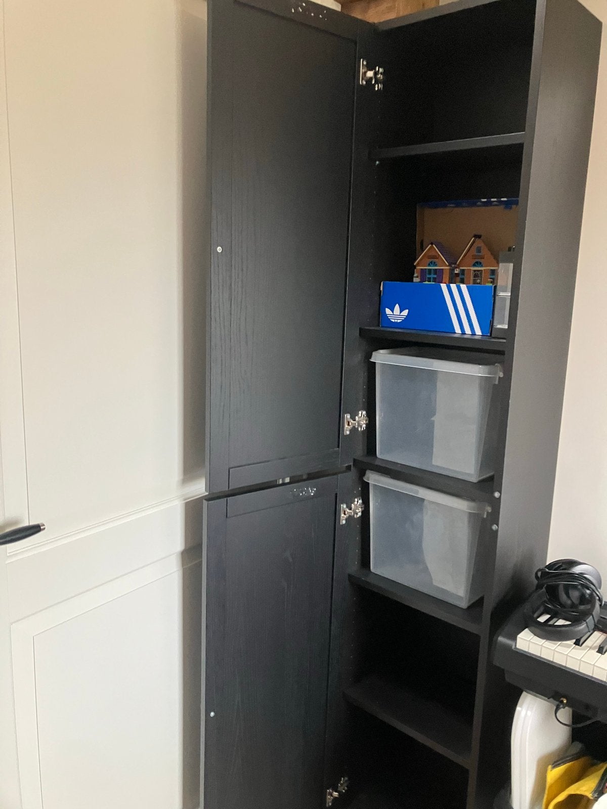 Zwarte hoge kast met deuren en planken (IKEA), Ophalen, Minder dan 50 cm, Gebruikt, 200 cm of meer