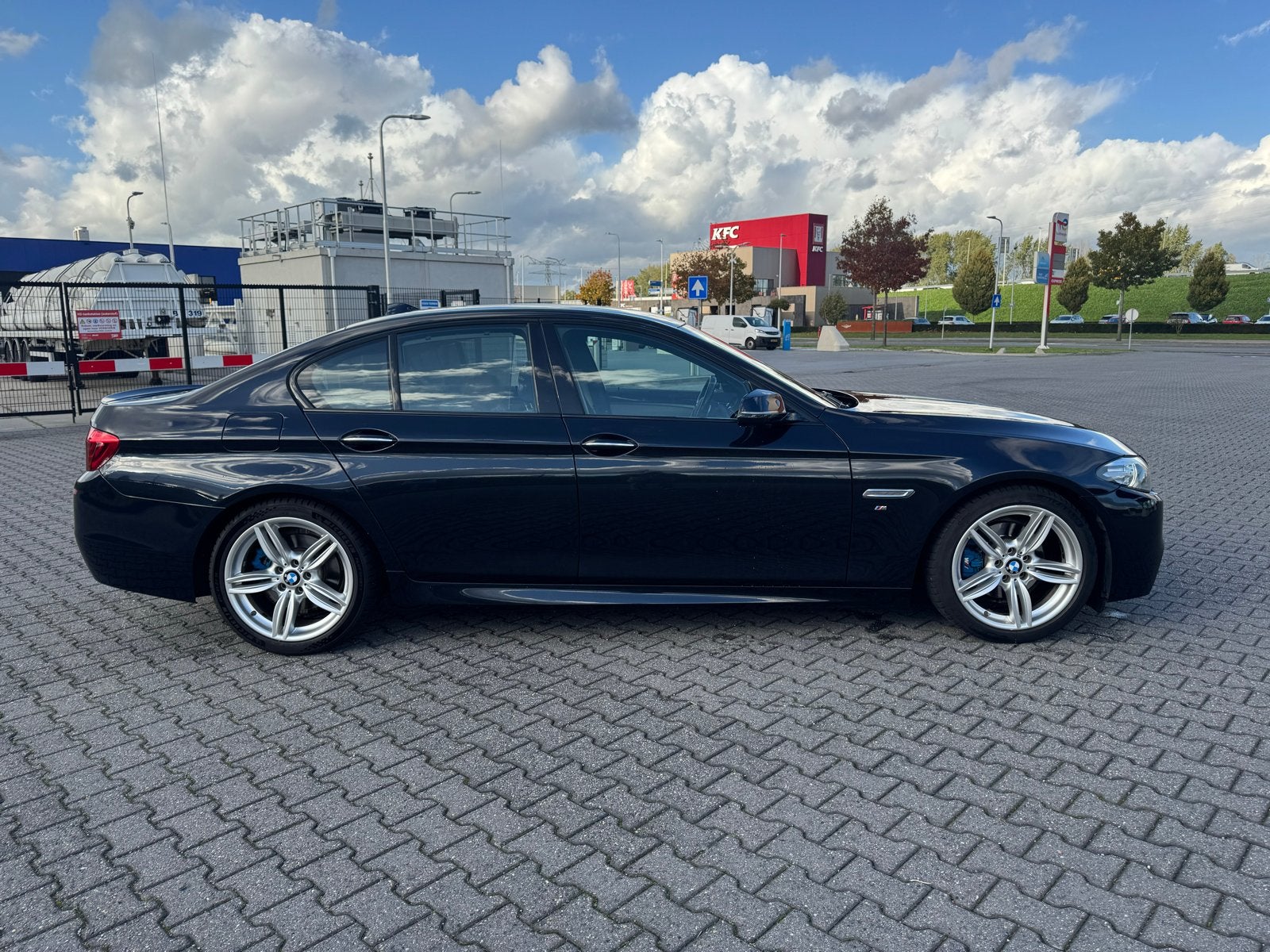 BMW 5-Serie 2.0 520I AUT 184 PK Sedan 2014 Zwart, Auto's, Achterwielaandrijving, 4 cilinders, 2000 kg, Zwart
