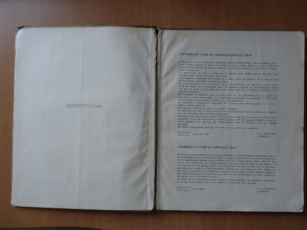 KLEINE SCHOOLATLAS  der gehele aarde - 1939 - PR Bos, Gelezen, Overige atlassen, Ophalen of Verzenden, 1800 tot 2000