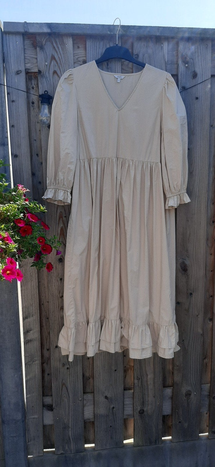 Jurk met ruffles, Kleding | Dames, Jurken, Nieuw, Maat 36 (S), Beige, Onder de knie, Ophalen of Verzenden
