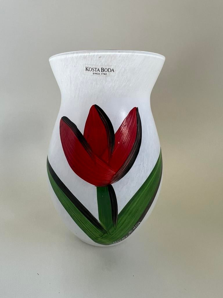 Kosta Boda Vaas Tulipa ~ Ulrica Hydman Vallien gesigneerd, Antiek en Kunst, Ophalen of Verzenden
